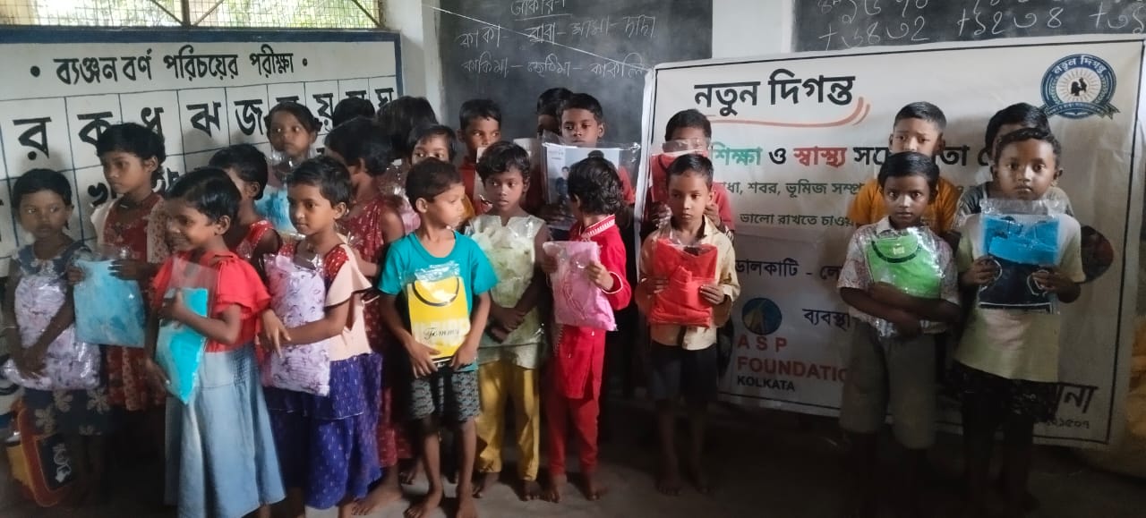 কলিকাতার ASP FOUNDATION এর উদ্যোগে ঝাড়গ্রামে শিশুদের জন্য পূজায় নতুন জামা উপহার দেওয়া হয়
