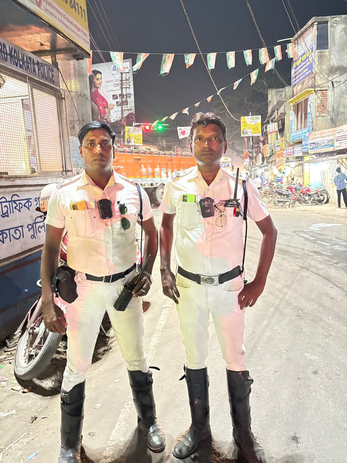 ঘটকপুকুর মোড়ে দৃষ্টান্ত স্থাপন করলেন দুই ট্রাফিক সার্জেন্ট