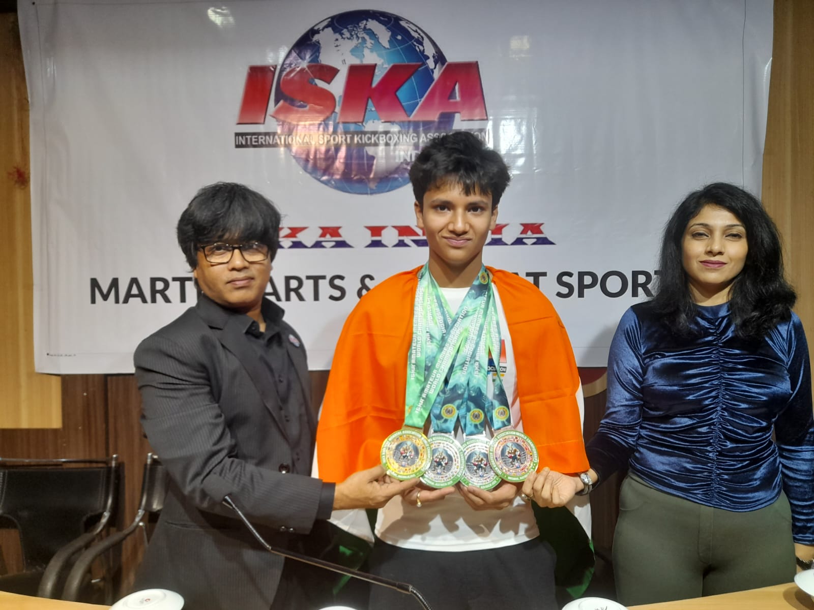 কলকাতার ১৪ বছর বয়সী কিকবক্সিং সেনসেশন সামন্যু সুরেকা অস্ট্রেলিয়ায় জয়লাভ করেছে