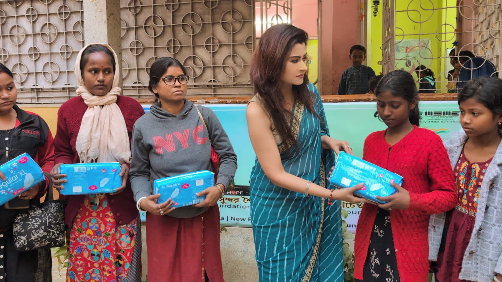 “সরস্বতী ভাণ্ডার”এর স্যানিটারি প্যাড বিতরণ