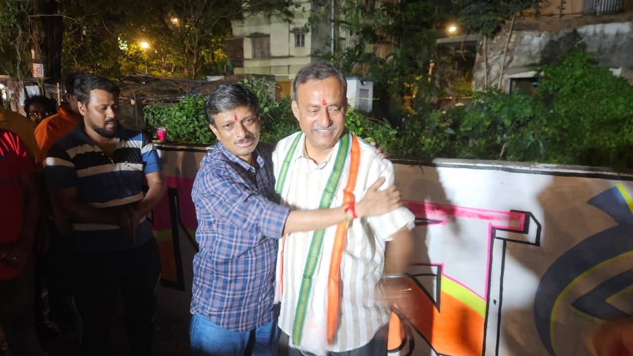 “মায়ের আশীর্বাদে শুরু লড়াই! জোড়া কালী মন্দির থেকে দেওয়াল লিখনে নামলেন দেবব্রত মজুমদার”