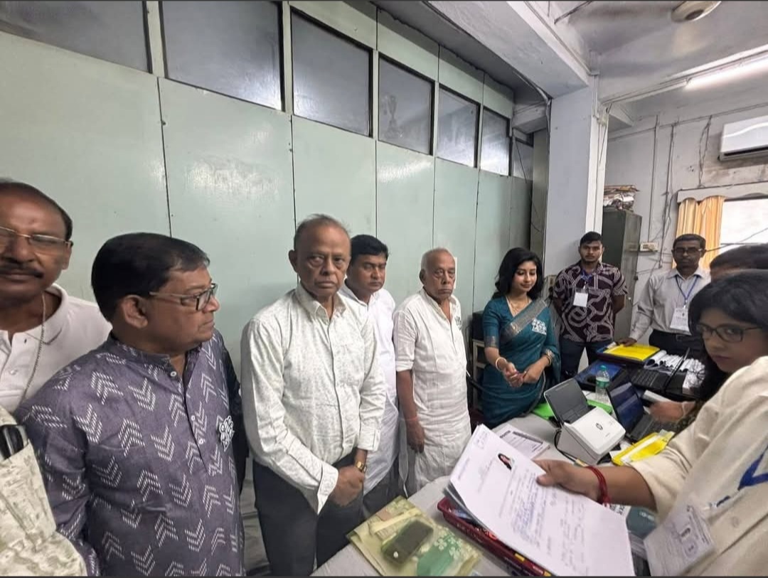 সোনারপুর দক্ষিণে মনোনয়ন জমায় তৃণমূল প্রার্থী লাভলি মৈত্র, পাশে পোলঘাট পঞ্চায়েতের উপপ্রধান আখনদ আনোয়ার উল হক